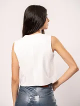 Chaleco negro de lino con botones frontales y forro interno.