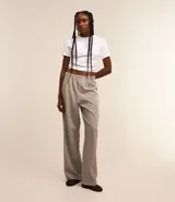 Pantalón de vestir color gris claro, de corte recto y tiro alto. Confeccionado en tejido sastrero de poliéster y elastano, con cierre lateral invisible y pliegues delanteros.
