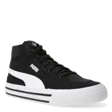 Championes urbanos Puma modelo Court Classic Vulc Mid FS, de caña media, confeccionados en lona negra con la icónica franja lateral en color blanco. Presentan cierre de cordones, cuello acolchado y suela vulcanizada blanca con líneas decorativas negras.