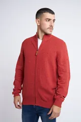 Campera tejida de punto en color verde militar, con cierre frontal completo, cuello elevado y ajuste regular. Presenta un diseño texturizado con logo bordado en el pecho y puños acanalados.