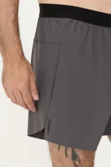 Short deportivo gris oscuro de tela ultra liviana con tecnología drifit y protección UV50+.