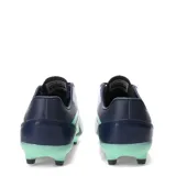 Championes de fútbol Umbro modelo Nexus HG, con diseño en blanco, azul marino y detalles en verde menta. Presentan una textura acolchada en la parte superior, cordones azules y suela con tapones para césped.