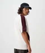 Remera de corte boxy color blanco off-white, con recortes laterales y en las mangas en color bordó. Presenta cuello redondo, mangas cortas y una estampa frontal centrada con el gráfico y la inscripción Overdrive.