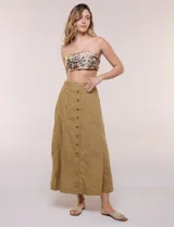 Falda midi evasé de algodón color negro, con tiro alto, pretina con elástico posterior, abotonadura frontal con botones carey y bolsillos laterales.