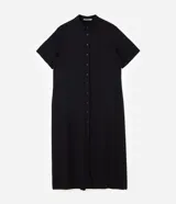 Vestido chemise largo negro, confeccionado en viscosa, con cuello camisero, mangas cortas y cierre frontal con botonera completa.