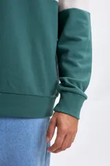 Buzo deportivo de manga larga con medio cierre frontal, confeccionado en tela de color verde con una franja horizontal blanca en el pecho que incluye la estampa 'SAN DIEGO 1948'.