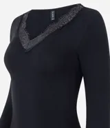 Body de manga larga color negro, con escote en V adornado con detalles de encaje. Presenta un diseño ajustado al cuerpo, confeccionado en una mezcla de algodón y elastano.