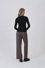 Remera de manga larga ajustada al cuerpo, color blanco, con cuello redondo bajo y tejido acanalado.