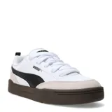 Championes urbanos Puma modelo Park Lifestyle OG, con diseño de inspiración skate. Presentan una base blanca con detalles en negro en el lateral y refuerzos de gamuza en tono gris claro en la puntera y el talón. La suela es de goma en color marrón oscuro, proporcionando un contraste distintivo.