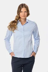 Camisa blanca de manga larga con cuello clásico y cierre frontal con botones.