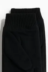 Guantes negros de tejido cepillado suave con puños acanalados de mezcla de lana en color gris. Están forrados.