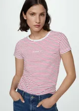Camiseta de manga corta y cuello redondo con diseño de rayas horizontales rojas y blancas. Presenta el logo de la marca estampado en el centro del pecho.