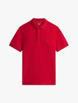 Chomba Tommy Hilfiger de corte regular, color rojo, confeccionada en piqué de mezcla de algodón elástico con tecnología Flex. Cuenta con cuello polo, cierre frontal de dos botones y el logo distintivo de la marca bordado en el pecho.