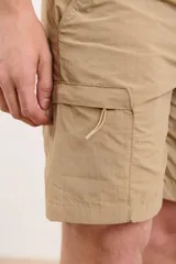 Bermuda color beige con bolsillos laterales tipo cargo, corte recto y cintura elástica.