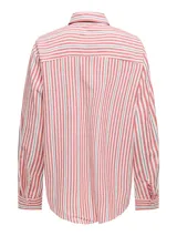 Camisa de manga larga con cuello clásico y cierre frontal de botones. Diseño holgado con bolsillo en el pecho. Estampado de rayas verticales en rojo, blanco y negro.