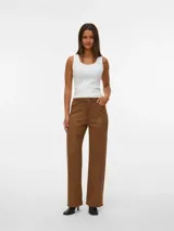 Pantalón de gamuza marrón de tiro medio, con bolsillos laterales y corte recto.