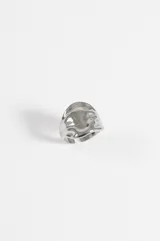 Anillo de acero quirúrgico con diseño orgánico de superficie irregular y acabado brillante.