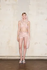 Top estilo bralette color rosa pálido con lentejuelas, tirantes finos de satén que se atan en el cuello y la espalda, y forro de malla nude.