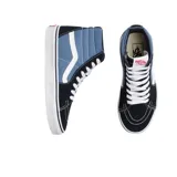 Championes Vans modelo Sk8-Hi de caña alta, con diseño bicolor en azul marino y negro. Presenta la icónica banda lateral blanca, cordones blancos y suela de goma vulcanizada con la clásica franja negra.