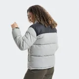 Campera puffer Reef con diseño bicolor en negro y blanco. Presenta cuello alto, cierre frontal completo y bolsillos laterales con cierre. Incluye logo de la marca estampado en el pecho.