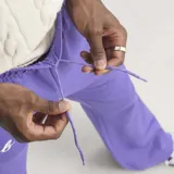 Pantalon deportivo Adidas Originals de corte recto, color violeta con las icónicas tres tiras blancas laterales. Presenta el nombre 'Bob' bordado en la parte frontal y el logo del trébol en la pierna. Cuenta con cintura elástica con cordón de ajuste.