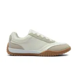 Champion deportivo de diseño urbano, con paneles combinados en tonos crema y beige. Presenta una suela de goma dentada en color caramelo que se extiende hacia la puntera y el talón, brindando un estilo retro y funcional.