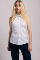 Top azul de corte halter, sin mangas, con cuello camisero y cierre frontal de botones coloridos.