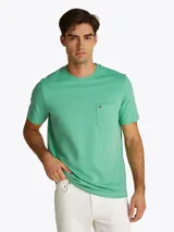 Remera de cuello redondo de Tommy Hilfiger, confeccionada en puro algodón. Presenta un corte regular, manga corta y un bolsillo de parche en el pecho con el logo de la marca bordado.