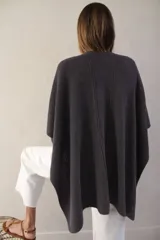 Ruana de punto color gris oscuro, con textura de tejido y diseño holgado.
