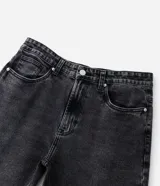 Pantalón de jean con corte recto, tiro medio y diseño de cinco bolsillos. Confeccionado en denim de algodón con un toque de elastano, presenta un lavado clásico y cierre frontal con botón y cremallera.