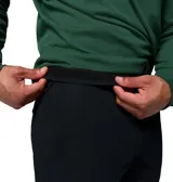 Pantalón chino Columbia de color negro, con bolsillos laterales con cierre y un bolsillo tipo cargo pequeño.