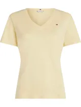Remera de manga corta color amarillo pálido, con cuello en V y corte ajustado al cuerpo. Presenta un pequeño logo bordado de Tommy Hilfiger en el pecho.
