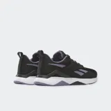Championes de entrenamiento Reebok Nanoflex TR 2, diseñados para un movimiento dinámico. Color negro con detalles en lila y suela blanca y negra. Con parte superior de malla transpirable y refuerzos de soporte.