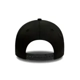 Gorro New Era 9FORTY ajustable, color negro, con el logotipo de los Chicago White Sox bordado en blanco en el frente y un parche conmemorativo de la Serie Mundial en el lateral derecho.