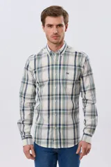Camisa de manga larga de calce slim, con diseño a cuadros en tonos azul oscuro, verde y blanco. Presenta cuello camisero con botones y bolsillo ojal en el pecho con detalle bordado.