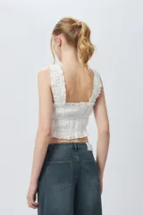 Top blanco sin mangas, elastizado y texturizado.