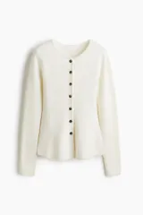 Saco de punto acanalado con cuello redondo, cierre frontal con botones y diseño de peplum con vuelo en la parte inferior.