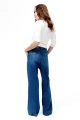 Pantalón de denim de algodón rígido, de corte recto y tiro alto, con pliegues frontales y traseros, bolsillos laterales al bies y cierre oculto.