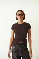 Remera de tejido canalé color bordó, con calce ajustado al cuerpo, cuello redondo y mangas cortas.