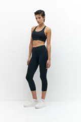 Calza capri deportiva color celeste, de tiro alto y corte ajustado.