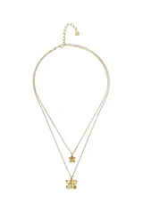 Collar doble de cadena fina con baño de oro 18k, presenta dos dijes en forma de mariposa de distintos tamaños.