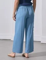 Pantalón cargo azul claro de lyocell, con pretina ancha elastizada y lazo de ajuste. Cuenta con bolsillos delanteros y laterales.