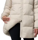 Chaqueta acolchada tipo puffer de largo medio con capucha, cierre frontal de doble dirección y bolsillos laterales con cremallera. Cuenta con aislamiento térmico y acabado hidrofóbico.