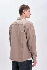 Sobrecamisa color tostado con cuello clásico, cierre frontal con botones, dos bolsillos de parche en el pecho y corte recto.