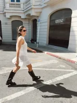 Musculosa blanca de lino con cuello mao y volados.