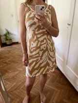 Camisón corto con estampado abstracto en tonos beige y blanco, con volados en el escote y tirantes finos.