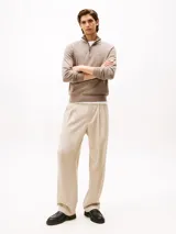 Sweater de corte regular confeccionado en una mezcla de algodón orgánico, algodón pima y cachemira. Presenta cuello alto con cierre de cremallera de un cuarto, puños y ruedo acanalados, y el logo de la marca bordado en el pecho.