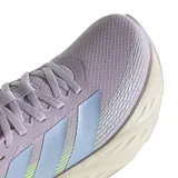 Championes Adidas Galaxy 8 W para mujer, de color lila con detalles en verde lima y gris claro, confeccionados en malla transpirable con suela gruesa amortiguada.