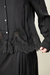 Camisa italiana de manga larga color gris topo, con cuello clásico, cierre frontal con botones y aplique de puntilla en el ruedo.