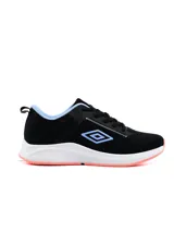 Championes deportivos de running Umbro modelo Volten para mujer, de color negro con suela blanca y base rosada, detalles en celeste y cordones negros.
